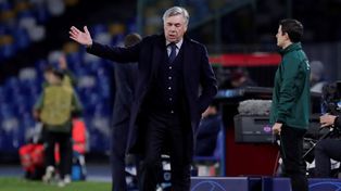 Napoli avanzó en la Champions pero echó a Ancelotti