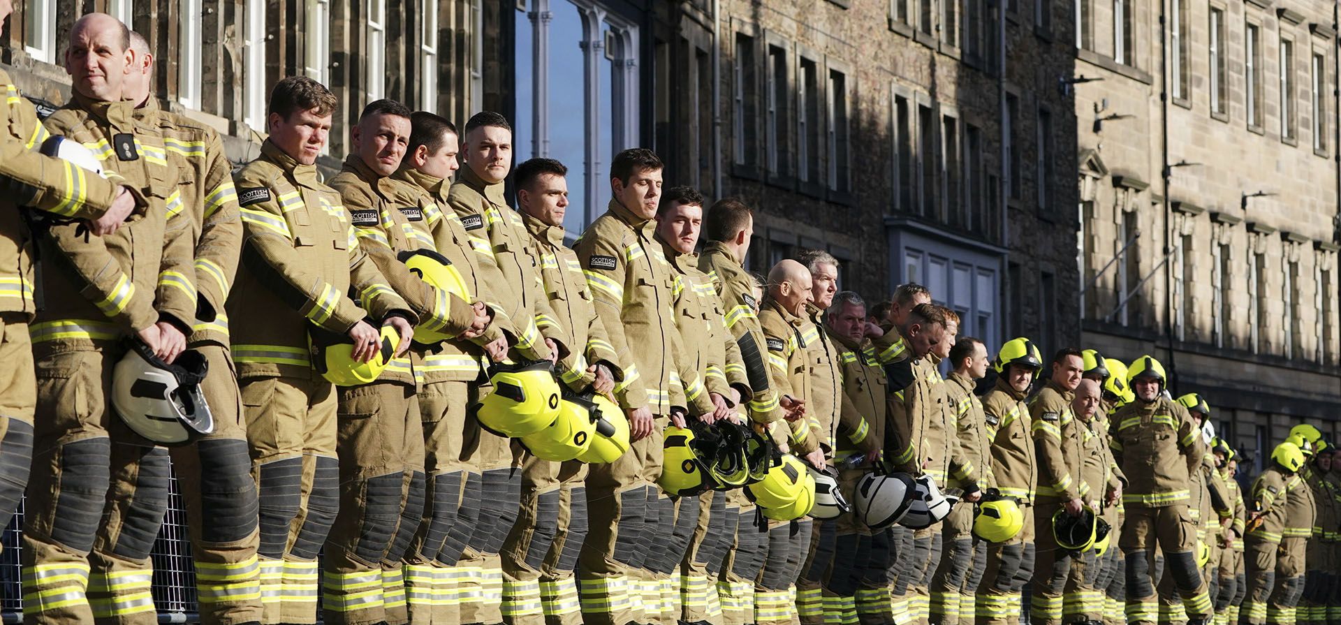 Bomberos afuera de la Catedral de St Giles en Edimburgo, antes del funeral del bombero Barry Martin, quien murió mientras combatía un incendio en el histórico edificio Jenners de Edimburgo, el viernes 17 de febrero de 2023. (Jane Barlow/PA vía AP)