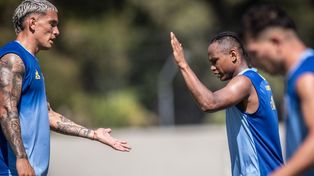 Enzo Copetti y Jaminton Campaz chocan los cinco en la práctica de Central, Números puestos para Ariel Holan para el clásico con Newells.