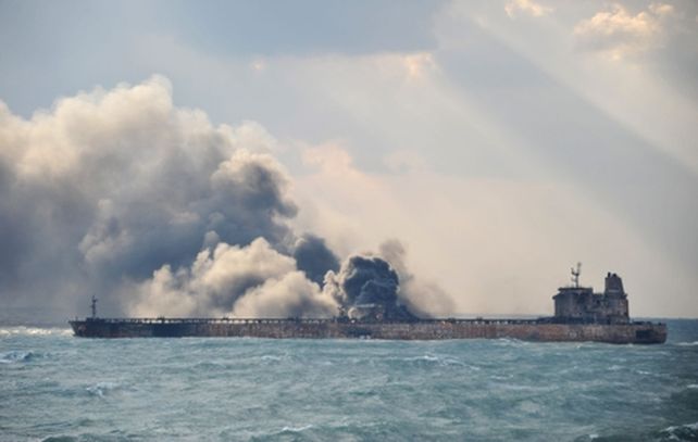 dantesco.&nbsp; El Sanchi totalmente calcinado y aún ardiendo en el Mar de China. Ayer se hundió en medio de grandes explosiones.