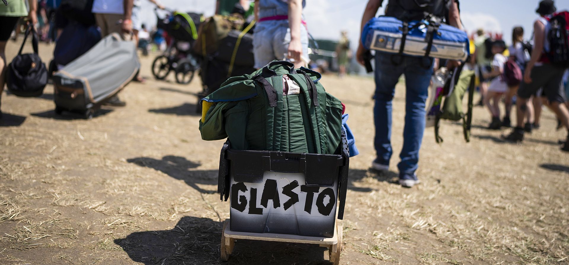 Asistentes al festival caminan por el campamento en el Festival de Glastonbury en Worthy Farm, Somerset, Inglaterra, el jueves 22 de junio de 2023. (Scott Garfitt/Invision/AP) Asistentes al festival caminan por el campamento en el Festival de Glastonbury en Worthy Farm, Somerset, Inglaterra, el jueves 22 de junio de 2023. (Scott Garfitt/Invision/AP)