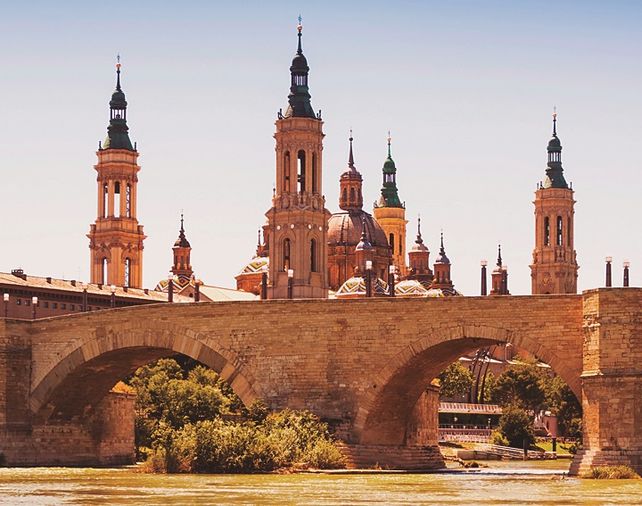 Los castillos medievales son parte de la arquitectura característica de Sevilla y el sur de España.