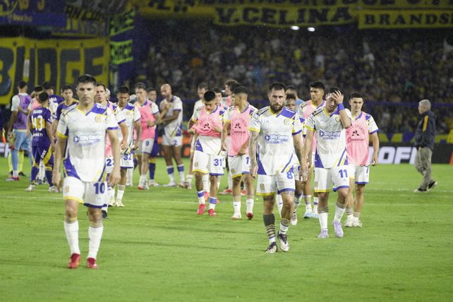 La retirada de los jugadores de Central de la cancha de Boca fue con bronca y angustia por la derrota.