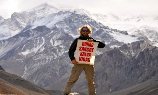 Donar Sangre salva Vidas: la bandera de Facundo Arana llegó a la cumbre del Everest
