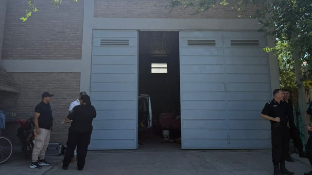 Personal policial de Fray Luis Beltrán realiza las primeras medidas en el galpón donde hallaron a Esteban Cisneros