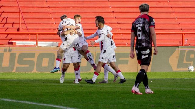 Todo Newells festeja con el Colo Ramírez y se ve al pibe debutante Silvetti con el grito de gol en la boca.&nbsp;