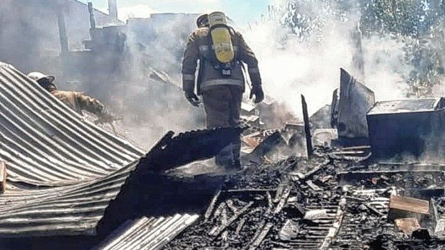 La casilla de la humilde familia quedó reducida a cenizas tras las llamas apagadas por los bomberos.