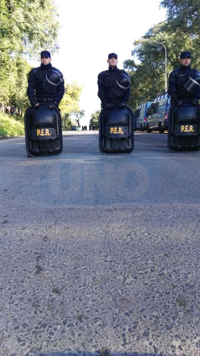 En medio de un fuerte operativo policial desalojan a una familia en calle Churruarín