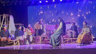 El equipo de artistas en escena está compuesto por personalidades del medio local y regional