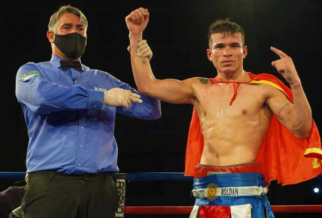 Hugo Roldán pelea en Panamá por el título latino CMB superligero