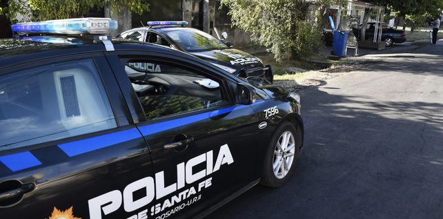 La policía encontró el auto robado en una finca de pasaje Cerrillos al 3900.