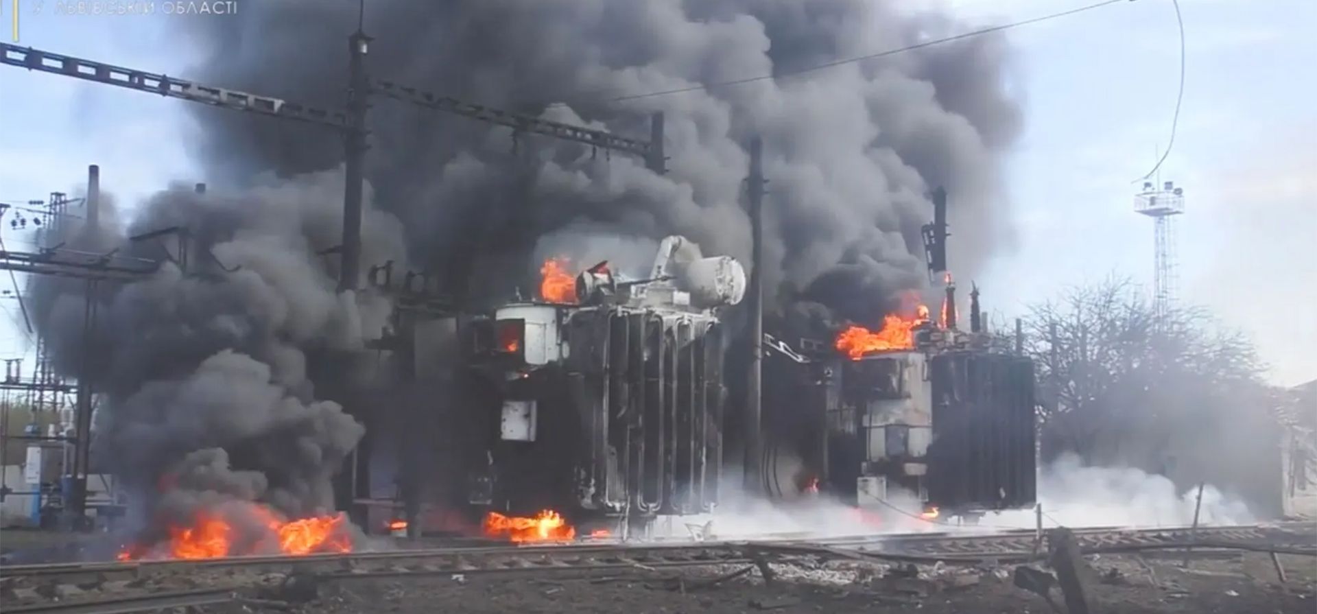 El humo se vierte desde una subestación cerca de la estación de tren de Krasne después del bombardeo ruso. Fotografía: Servicio Estatal de Emergencias de Ucrania, Lviv/Reuters
