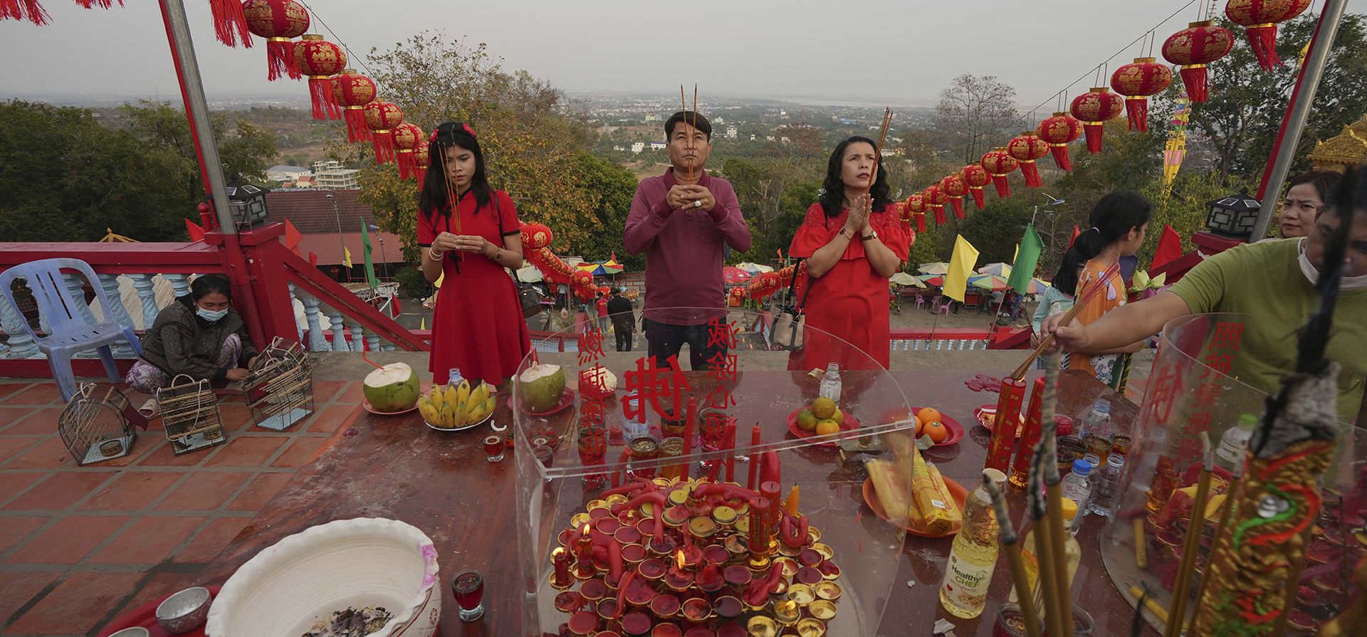 Personas de etnia china camboyana rezan durante el Año Nuevo Lunar en Phnom Praseth, en las afueras de Phnom Penh, Camboya, el miércoles 29 de enero de 2025. (Foto AP/Heng Sinith) Personas de etnia china camboyana rezan durante el Año Nuevo Lunar en Phnom Praseth, en las afueras de Phnom Penh, Camboya, el miércoles 29 de enero de 2025. (Foto AP/Heng Sinith)