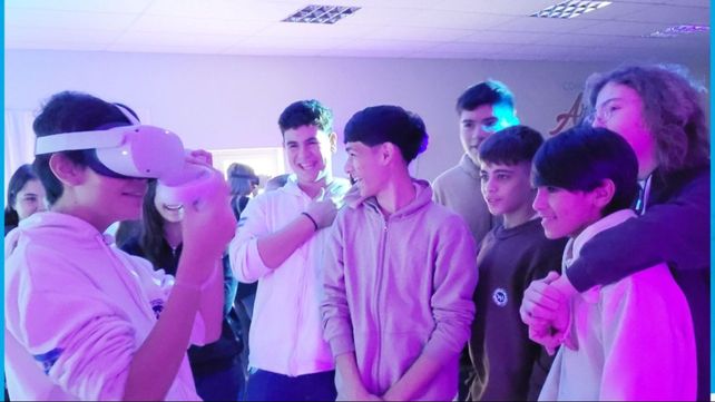Los lentes de realidad virtual y el casco Oculus Quest 2 ya fueron presentados y serán entregados a la escuela secundaria arteaguense después del receso invernal.