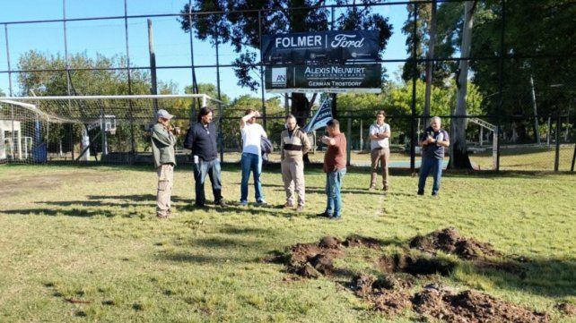 Dirigentes del Club Salto Grande recorriendo la obra en su cancha.