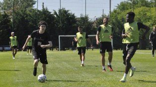 Spreen (con la pelota) en el entrenamiento de Riestra.
