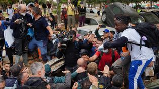 Los vecinos de Valencia lanzan barro a los reyes de España y al presidente entre gritos y protestas