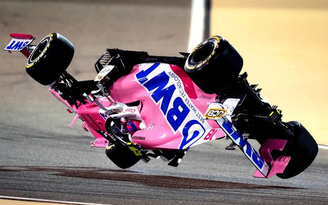 El auto de carreras RP20 Mercedes de Lance Stroll se lanza al revés después de protagonizar un accidente en el Gran Premio de Bahrein 2020. Fotografía: Clive Mason / Formula 1 / Getty Images