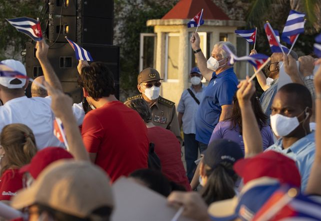 Díaz-Canel junto a Raúl Castro durante la manifestación oficial en el Malecón de La Habana.&nbsp;