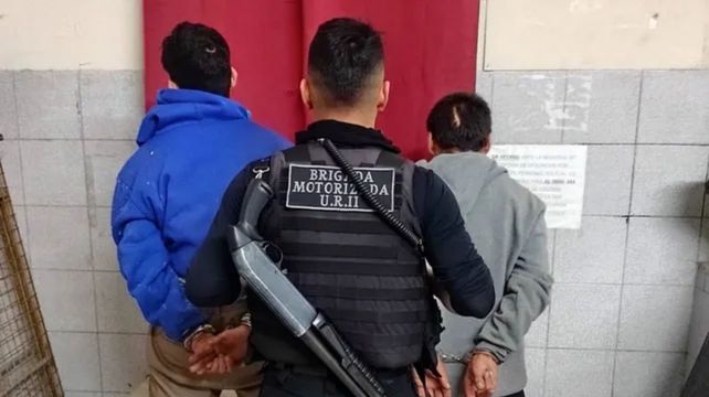 Barrio Abasto: detienen a dos hombres que iban en moto con un arma de fuego