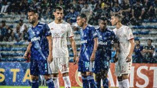 Huracán jugó bajo la lluvia en Ecuador.