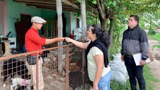 Defensa Civil de La Paz entregó bolsas de arena y brinda asistencia a las familias de zonas ribereñas. El agua se acerca al nivel de alerta.