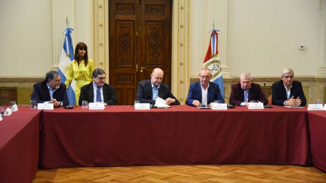 El gobernador Omar Perotti encabezó el lanzamiento de nuevas líneas de financiación para productores que se realizó en el Salón Blanco de la Sede de Gobierno de Rosario.