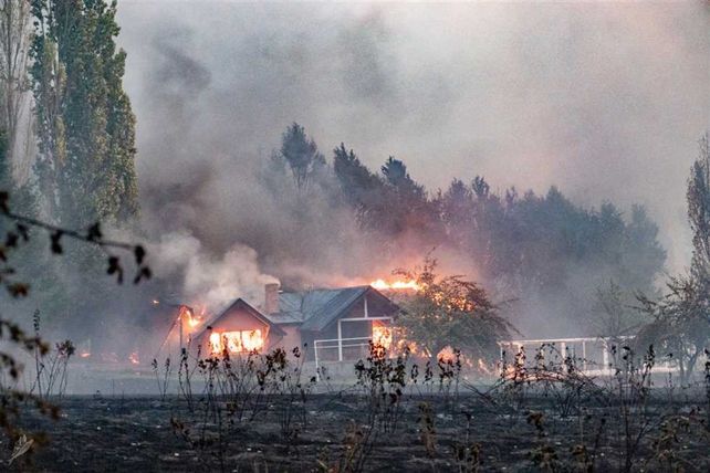 La lluvia salvó de un incendio aún más trágico a la Comarca Andina