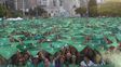 Masiva concentración de pañuelos verdes en el Monumento para celebrar la ley 27.610.