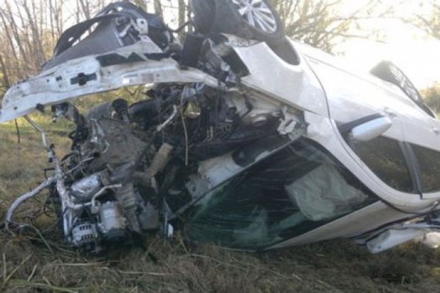 Dos jóvenes fueron hospitalizados tras volcar el auto en el que viajaban