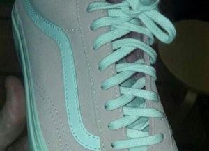 Se volvió viral el interrogante sobre si el color de las zapatillas es rosa o gris