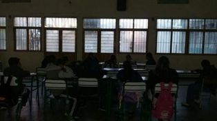 Apagón contra el tarifazo en las escuelas