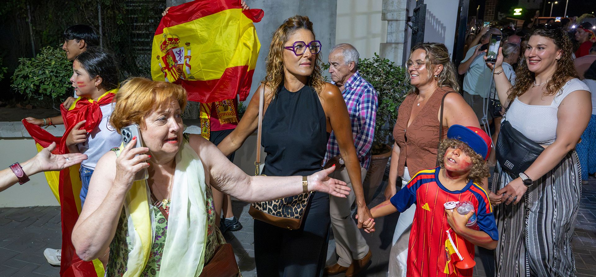 Ciudadanos españoles celebran la exención de pasaportes tras la entrada en vigor del nuevo tratado entre la UE y el Reino Unido en el paso fronterizo entre Gibraltar y España, en La Línea de la Concepción, España, el miércoles 15 de julio de 2026. (Foto AP/Marcos Moreno) Ciudadanos españoles celebran la exención de pasaportes tras la entrada en vigor del nuevo tratado entre la UE y el Reino Unido en el paso fronterizo entre Gibraltar y España, en La Línea de la Concepción, España, el miércoles 15 de julio de 2026. (Foto AP/Marcos Moreno)