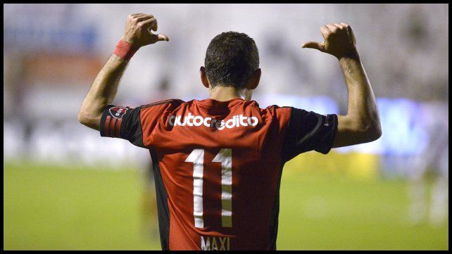 Gol ante Unión en Santa Fe. El 03/06/2017, señalando su número 11.