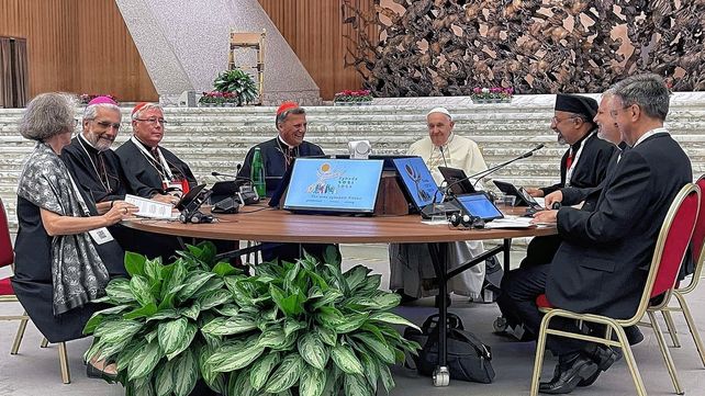 Humildad. El Papa Francisco estuvo sentado en una mesa redonda