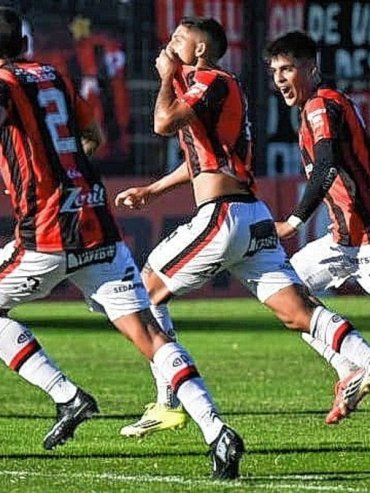 Patronato sufrió hasta el final, pero venció a Nueva Chicago en el estadio Grella