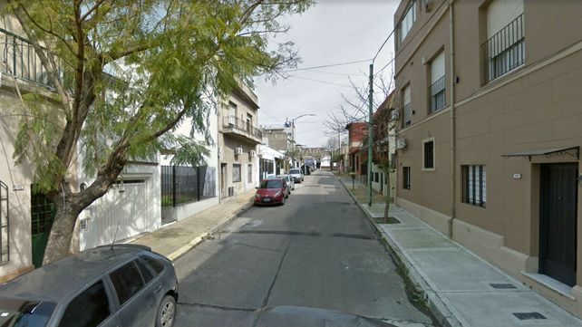 Cayó del techo cuando forcejeaba con un vecino y murió