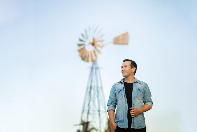 El músico y vocalista mariajuanense acompañó a un amigo y luego se incorporó en una de las agrupaciones que musicalizan los encuentros en la parroquia del Padre Ignacio en Rosario. Ahora lanzará su primer álbum.