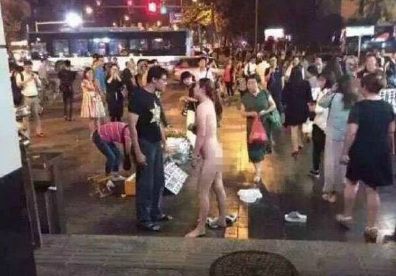 Lo tomó mal: mujer se desnuda en la calle tras discutir con su pareja