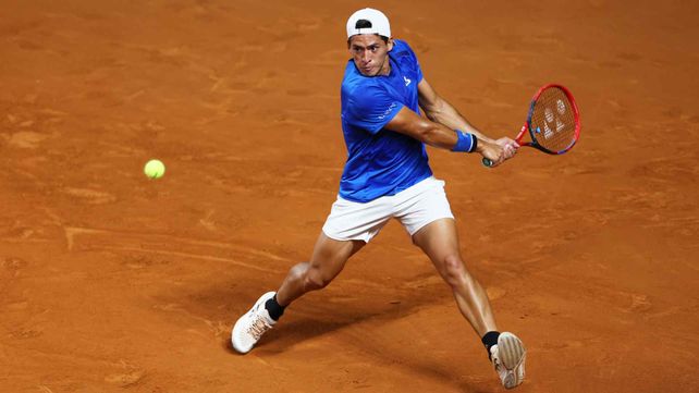 Sebastián Báez se enfrenta a Francisco Comesaña en Santiago.