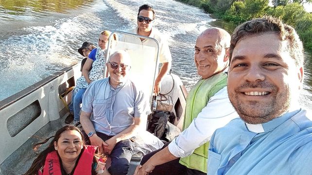 Traslado. El obispo de Gualeguaychú se trasladó en lancha hasta el paraje donde lo esperaban las familias de los niños que recibieron los sacramentos.