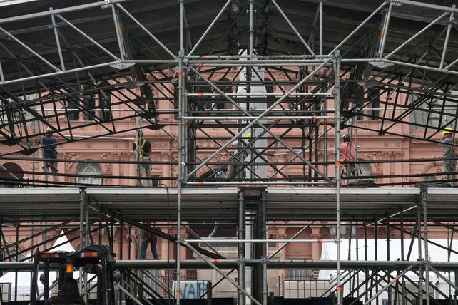 Los obreros continúan trabajando sobre un imponente escenario de espaldas a la Casa de Gobierno.