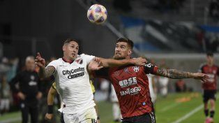 A brazo partido. Méndez y Goñi, autor del primer gol, luchan por la pelota.