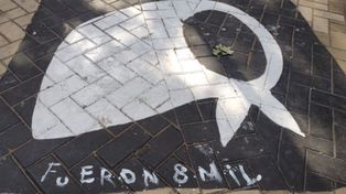 La pintada apareció en uno de los pañuelos simbólicos de la Plaza 25 de Mayo.