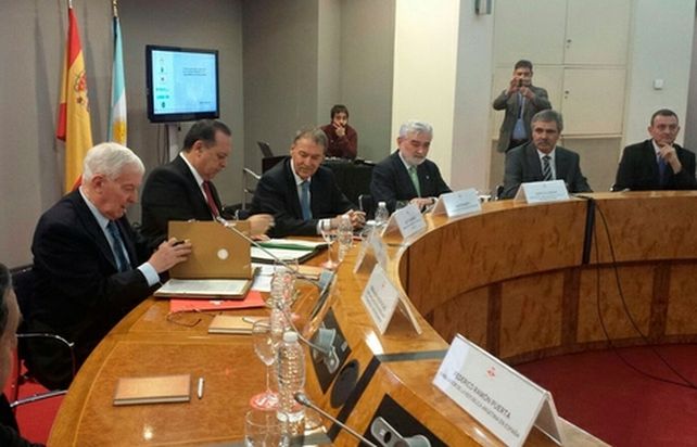 Acuerdo. El gobernador Schiaretti (tercero de la izq.) y autoridades del instituto en Madrid