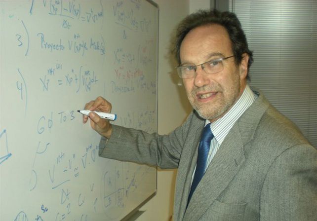 En la Fich. El docente jubilado sigue realizando aportes en la formación de los recursos humanos para los trayectos de posgrado / Foto: Gentileza UNL