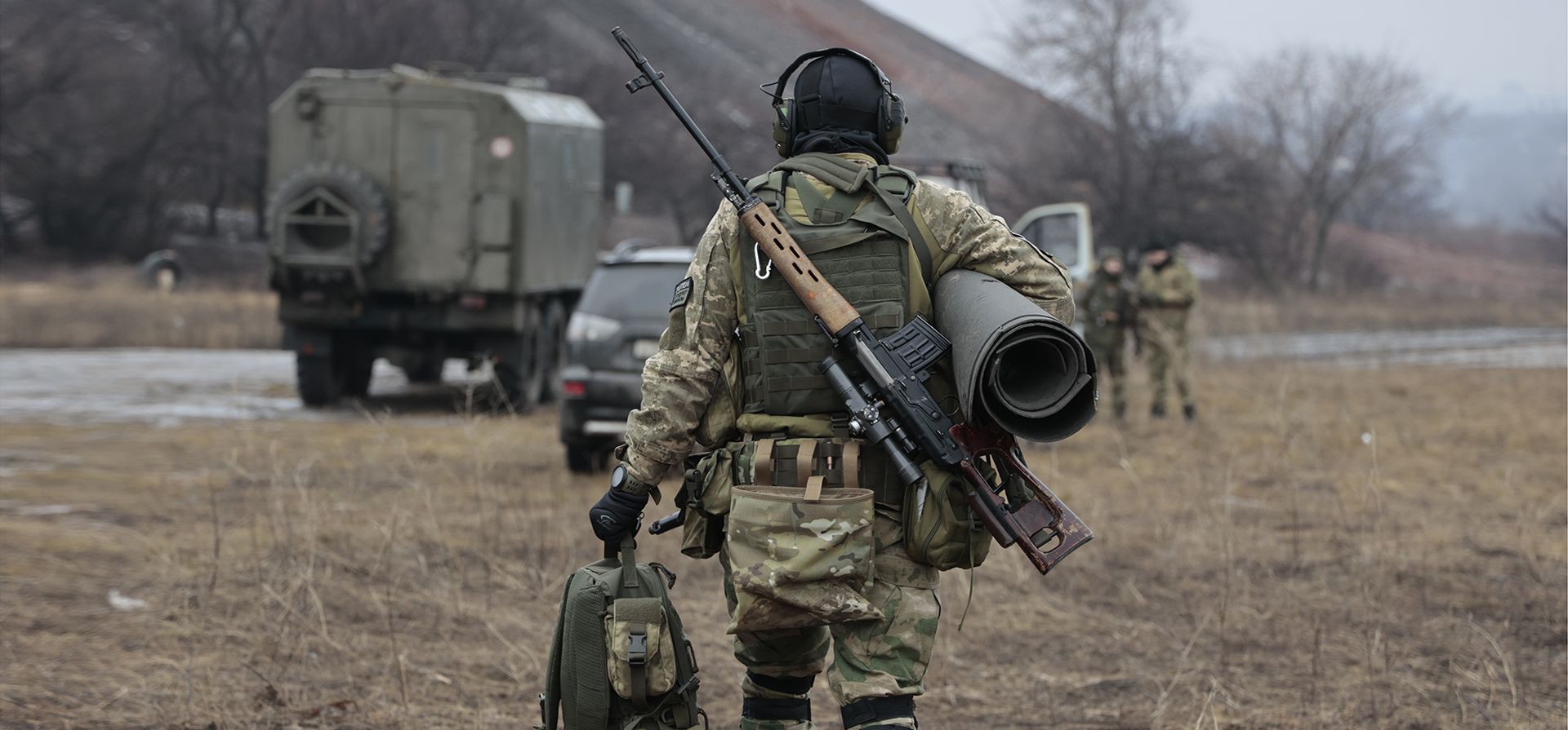 Un soldado del ejército ruso lleva su equipo después de la práctica en un campo de entrenamiento militar en la región de Donetsk controlada por Rusia, en el este de Ucrania, el martes 31 de enero de 2023. (Foto AP/Alexei Alexandrov)