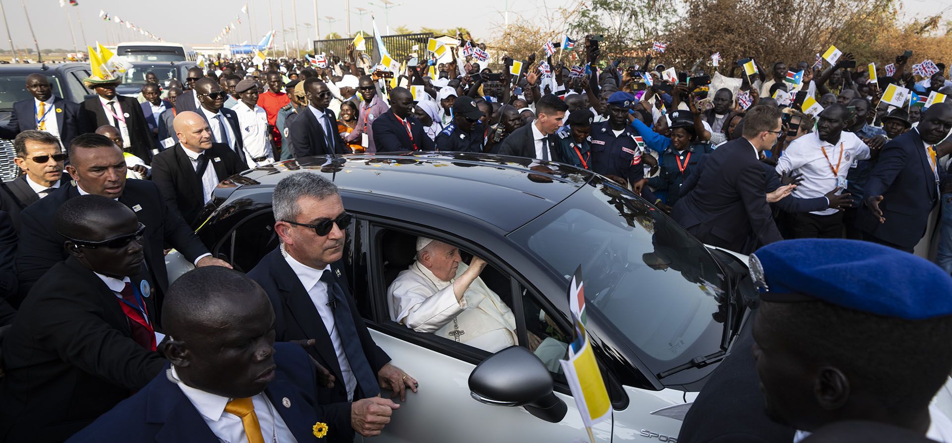 El papa Francisco sale en su vehículo entre multitudes reunidas en la entrada del aeropuerto de Juba, Sudán del Sur, el viernes 3 de febrero de 2023. El papa Francisco llegó a Sudán del Sur en la segunda etapa de un viaje de seis días que comenzó en el Congo. (Foto AP/Ben Curtis)