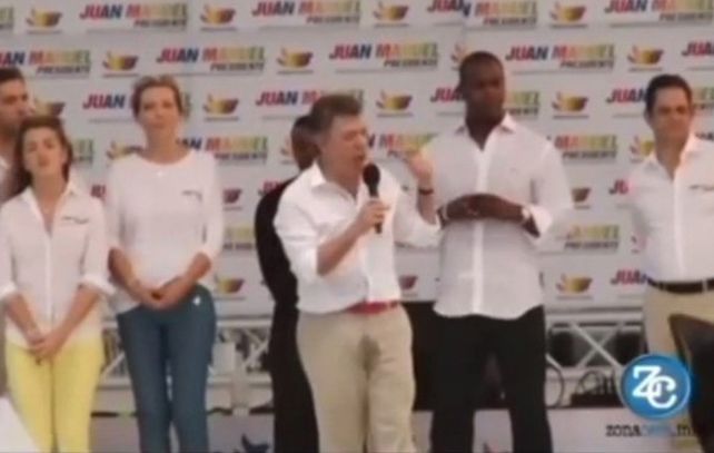 Santos pasó un mal momento en el lanzamiento de la campaña por su reelección.