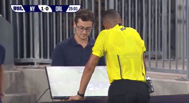 El debut. Ismail Elfath fue el primer árbitro en utilizar el videoRef &nbsp;en un partido de reserva de la MLS estadounidense.